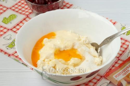 Тертый пирог с творогом и вишней. Песочный пирог с творогом и вишней