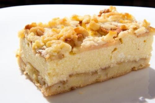 Тертый пирог с творогом и яблоками.