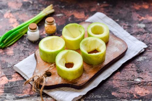 Кабачки фаршированные куриным фаршем. Кабачки с куриным фаршем в духовке