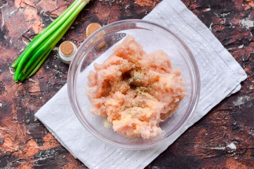 Кабачки фаршированные куриным фаршем. Кабачки с куриным фаршем в духовке