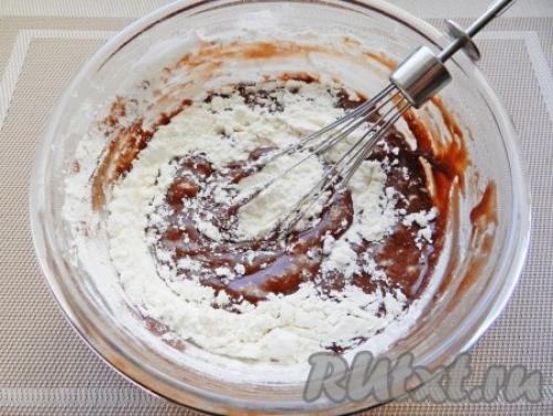 Шоколадный пирог с творожными шариками