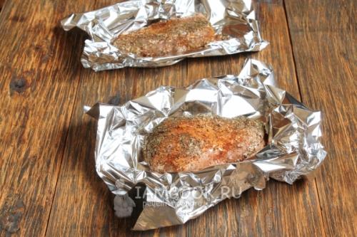 Куриное филе в фольге в духовке
