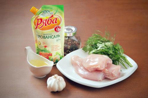 Куриное филе с чесноком и майонезом. 
