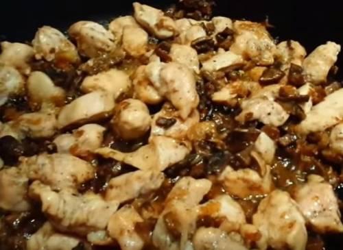 Тушеное куриное филе в соусе. Курица тушеная в сливочном соусе с шампиньонами