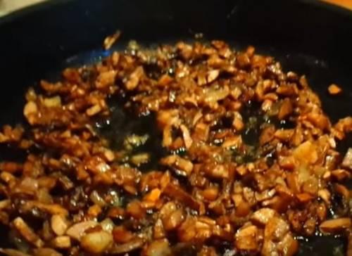 Тушеное куриное филе в соусе. Курица тушеная в сливочном соусе с шампиньонами