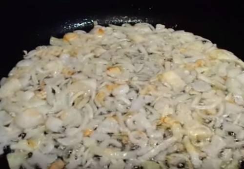 Тушеное куриное филе в соусе. Курица тушеная в сливочном соусе с шампиньонами