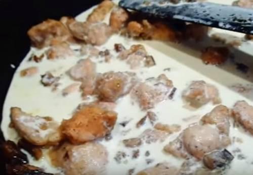Тушеное куриное филе в соусе. Курица тушеная в сливочном соусе с шампиньонами