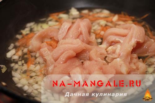 Тушеное куриное филе в сметане. Куриное филе в сметанном соусе на сковороде