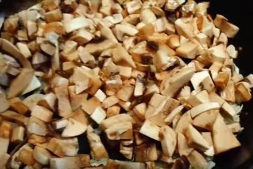 Тушеное куриное филе в соусе. Курица тушеная в сливочном соусе с шампиньонами