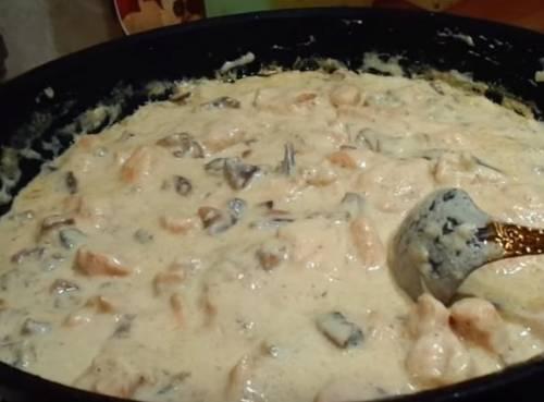 Тушеное куриное филе в соусе. Курица тушеная в сливочном соусе с шампиньонами