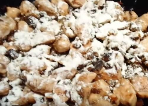 Тушеное куриное филе в соусе. Курица тушеная в сливочном соусе с шампиньонами