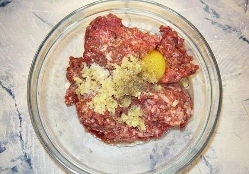 Спагетти с фрикадельками в томатном соусе. Спагетти с фрикадельками под соусом