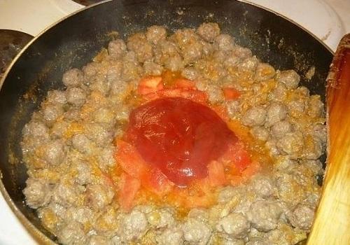 Спагетти с фрикадельками в томатном соусе. Спагетти с фрикадельками под соусом