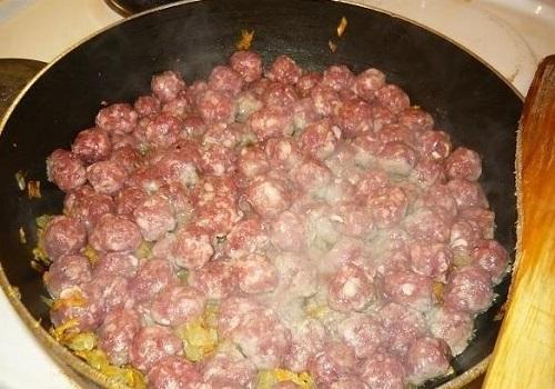 Спагетти с фрикадельками в томатном соусе. Спагетти с фрикадельками под соусом