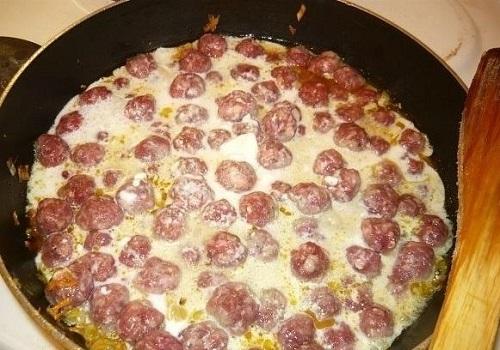 Спагетти с фрикадельками в томатном соусе. Спагетти с фрикадельками под соусом