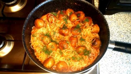 Фрикадельки с спагетти в сливочном соусе. Спагетти с фрикадельками — питательное и вкусное блюдо на каждый день