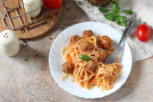 Спагетти с фрикадельками в томатном соусе