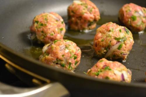 Фрикадельки с спагетти в сливочном соусе. Спагетти с фрикадельками — питательное и вкусное блюдо на каждый день