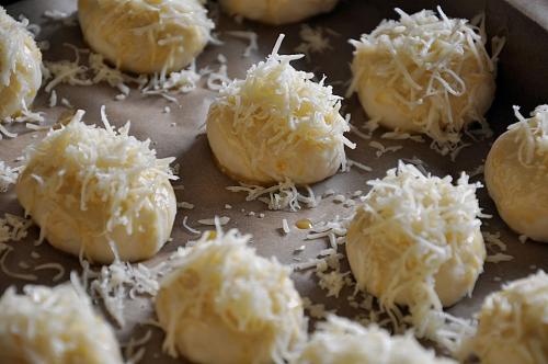 Слоеные булочки с сыром и ветчиной. Булочки из слоеного теста с сыром