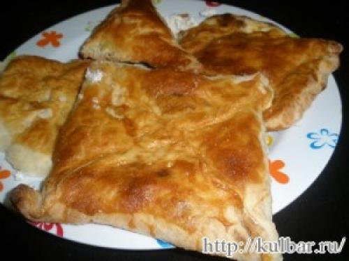 Слоеное тесто с творогом и зеленью. Слойки с творогом солёным