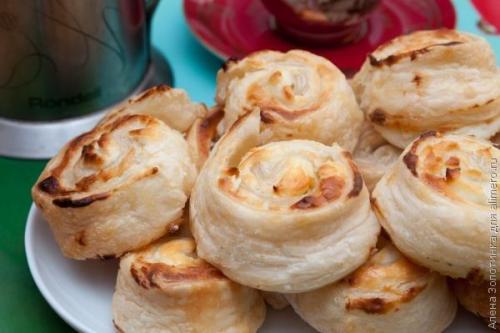 Розочки из слоеного теста с творогом. Розочки с творогом из слоеного теста