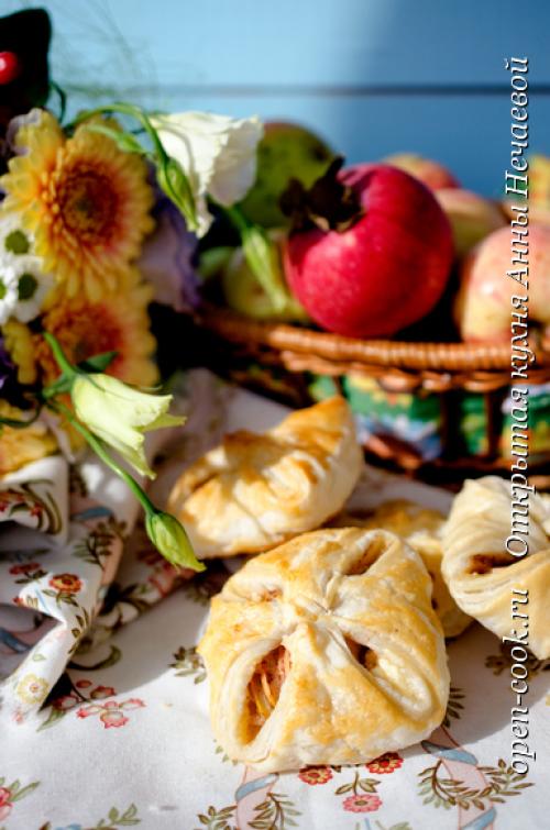 Слоеное тесто с творогом и яблоками. Слойки с творогом и яблоками