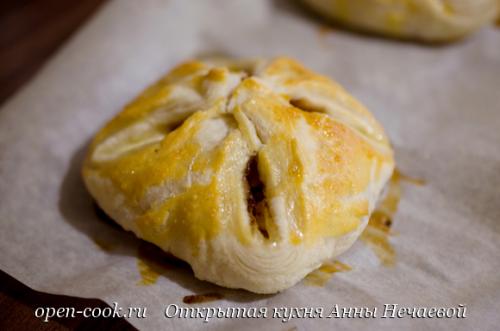 Слоеное тесто с творогом и яблоками. Слойки с творогом и яблоками