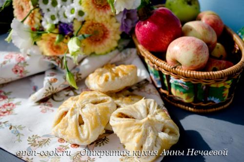 Слоеное тесто с творогом и яблоками. Слойки с творогом и яблоками