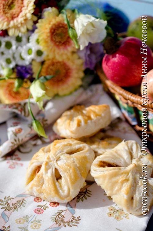 Слоеное тесто с творогом и яблоками. Слойки с творогом и яблоками