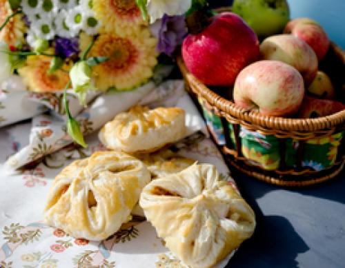 Слоеное тесто с творогом и яблоками. Слойки с творогом и яблоками