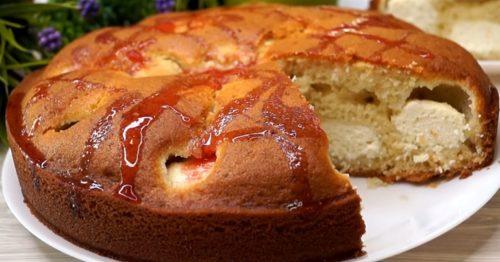 Пирог на кефире с творожными шариками.