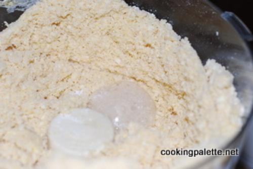 Торт с коржами из безе и песочного теста и клюквенным вареньем.