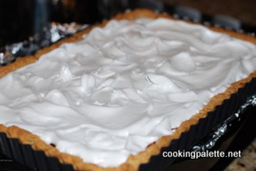 Торт с коржами из безе и песочного теста и клюквенным вареньем.