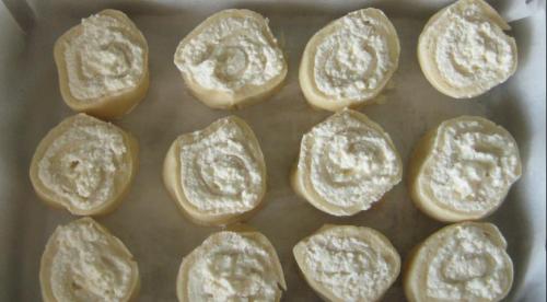 Творожные завитушки в сметанной заливке. Творожные «завитушки» в сметанной заливке