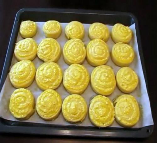 Завитушки из творожного теста. Творожные завитушки в сметанной заливке