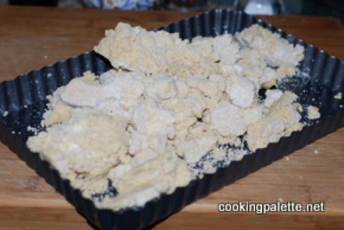 Торт с коржами из безе и песочного теста и клюквенным вареньем.