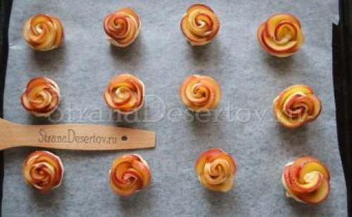 Розы из яблок и слоеного теста. Булочки розочки с яблоками из слоеного дрожжевого теста