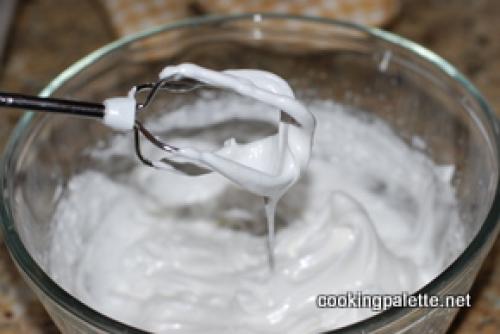 Торт с коржами из безе и песочного теста и клюквенным вареньем.