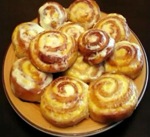 Завитушки из творожного теста. Творожные завитушки в сметанной заливке