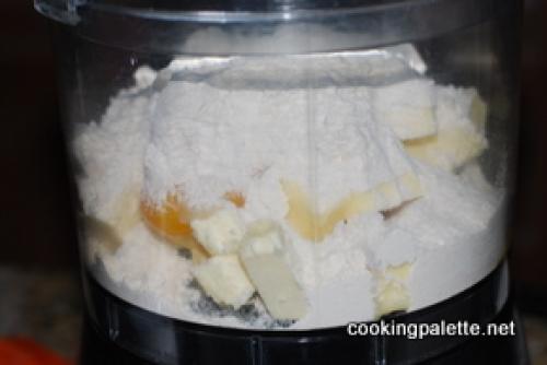 Торт с коржами из безе и песочного теста и клюквенным вареньем.