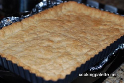 Торт с коржами из безе и песочного теста и клюквенным вареньем.