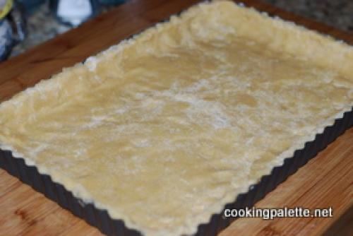 Торт с коржами из безе и песочного теста и клюквенным вареньем.