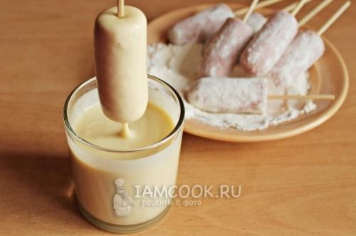 Сосиски в тесте рецепт жареные в масле на палочке. Сосиски в тесте на палочке