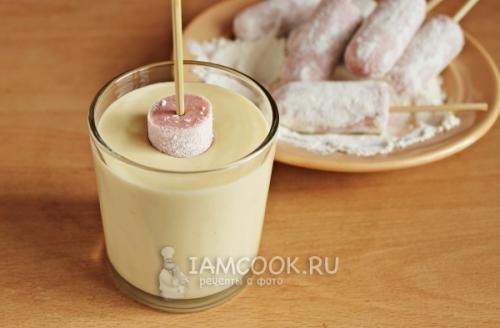 Тесто на сосиски в тесте жареные в масле на палочке. Сосиски в тесте на палочке