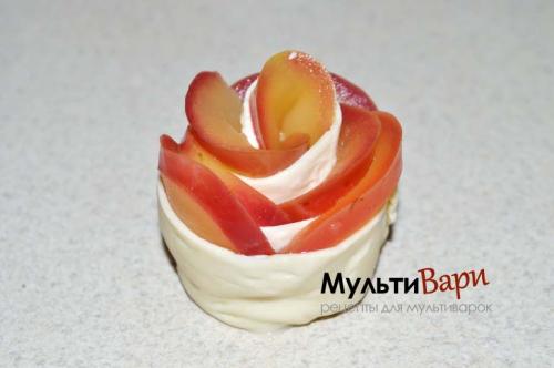 Розочки из слоеного теста с яблоками в мультиварке. Яблоки «Розы в тесте» в мультиварке