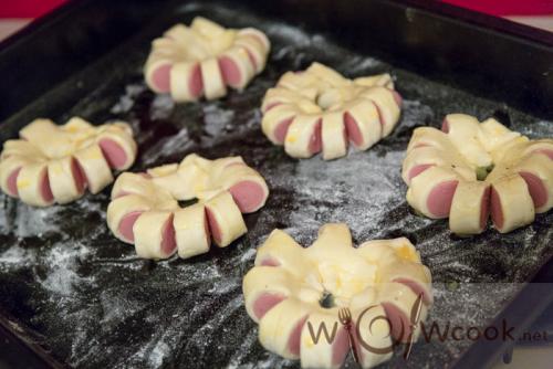 Цветы из слоеного теста и сосисок. Красивые и вкусные сосиски в слоеном тесте, пошаговый фото-рецепт