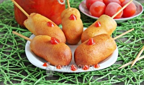 Тесто на сосиски в тесте жареные в масле на палочке. Сосиски в тесте на палочке