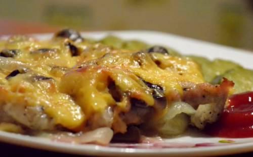 Мясо по-французски в духовке из свинины с грибами и помидорами и сыром. Мясо по-французски с грибами в духовке