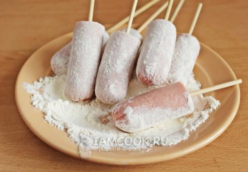 Сосиски в тесте рецепт жареные в масле на палочке. Сосиски в тесте на палочке