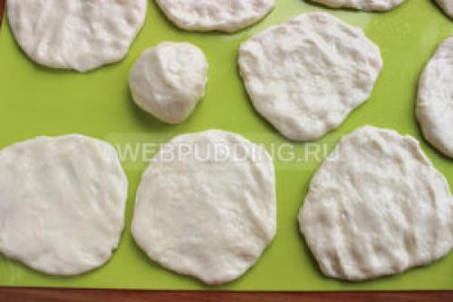 Быстрые пирожки на кефире готовятся моментально на сковороде. 